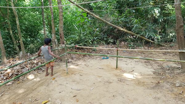 Photo 2: Parallel bar with bamboo and rope.