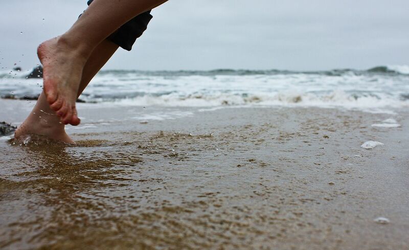 File:Barefoot running.jpeg