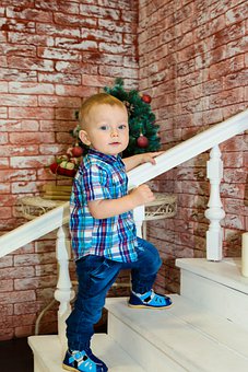 File:Child stairs.jpg