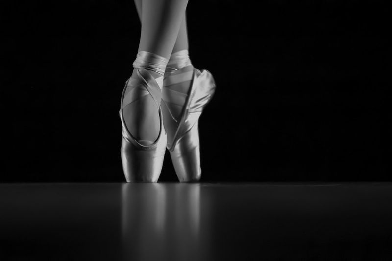File:Ballet dancer-en pointe.jpg