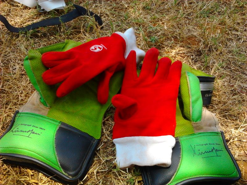 File:Wicket keeping gloves along with the inner gloves.jpg