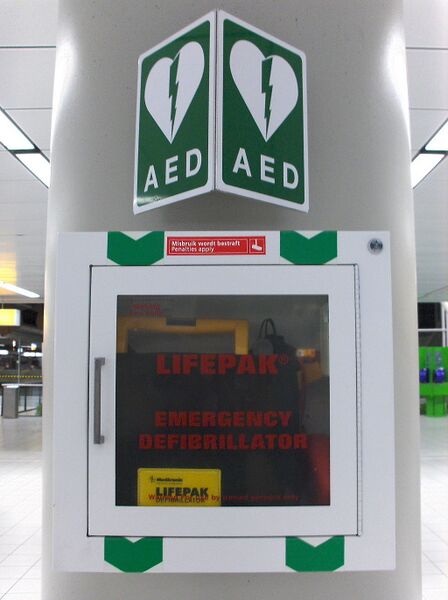 File:1024px-Automated External Defibrillator Amsterdam airport front.jpeg